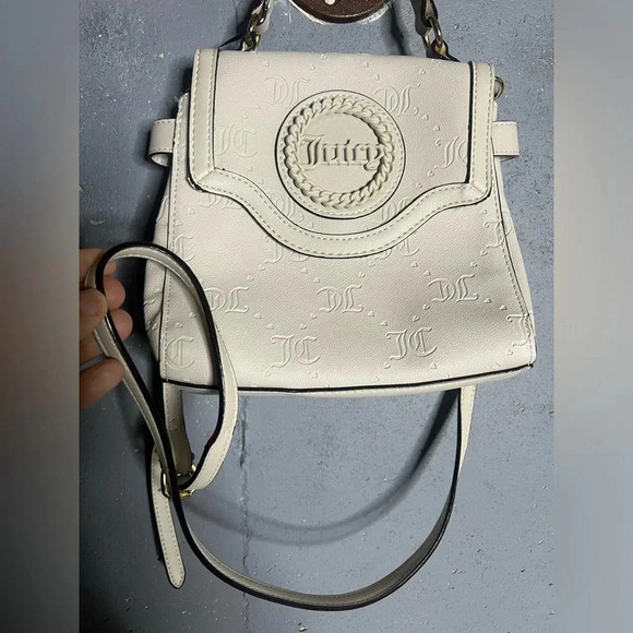 JUICY COUTURE NWT Stay in Circle Crossbody in Angel White - Picture 2 of 14